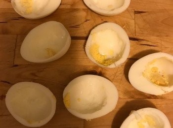 step2: 用匙羹把蛋黃小心的刮出來, 然後放在另一個湯碗內.