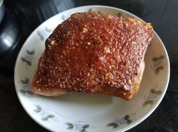 step4: 將五花腩用錫紙包裹肉的位置，用光波爐 250 度火，烤焗 30 分鐘