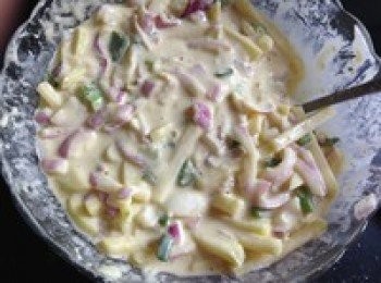 step2: 準備一個大碗裡面放上麵粉倒入準備好的洋蔥土豆和蔥花打一個雞蛋放一勺鹽一些胡椒粉加水攪拌均勻麵粉不需要太多也不用太粘稠如圖中狀態即可