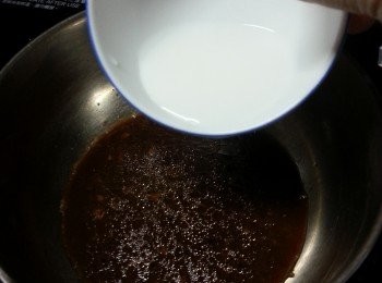 step8: 將豬手起骨後切片上碟,將少許炆豬手汁液加生粉水打芡(1茶匙生粉加少許開水)