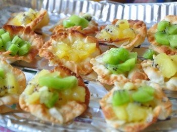 step5: 放入適量的奇異果丁在餃盒內 放入適量的奇異果丁在花餃盒內