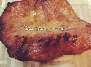 step3: 下油煎熟切片，放於麵上，淋上芝士汁即可。