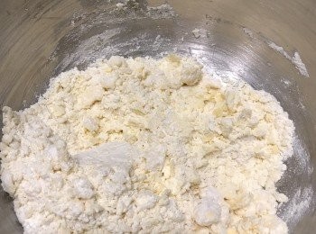 step2: 撻皮：低筋麵粉先過篩，加入糖粉丶砂糖丶牛油攪在一起。