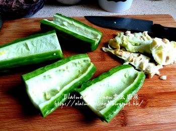 step1: 涼瓜切半刮去囊