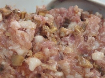 step3: 把冬菇、蝦米及所有調味料都加入豬肉碎中，拌勻後醃半小時。