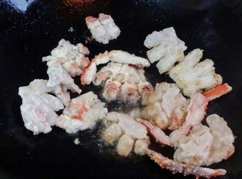 step2: 鑊中放下約半吋油，用中火燒熱，放下蟹件，以半煎炸方式煮至表面轉紅色。備用。