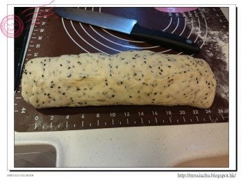 step5: 把麵團從上邊開始卷成長條, 收口位置把麵團按薄。完成後切成8份, 每件約厚3cm。