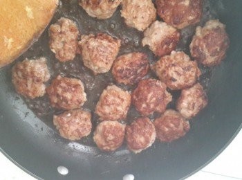 step3: 起油鍋將絞肉一球一球放進鍋中煎熟 ps拿起一坨肉食用拋打的方式朔型成圓球狀