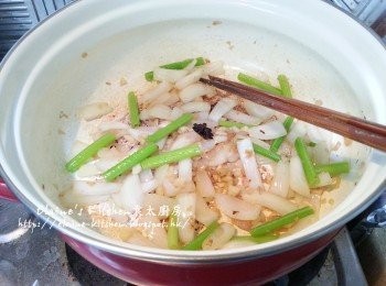 step4: 再加入芹菜莖炒至有香味