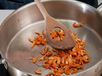 step3: 依序逐一將花生及大地魚,蝦皮等用滾油炸過，描起跟油分開備用