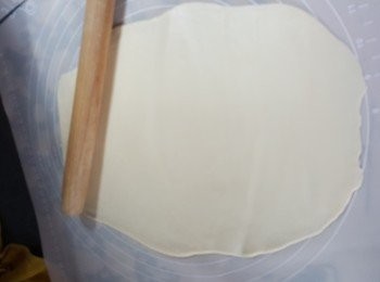 step8: 將粉糰用麵棍碌平,碌薄