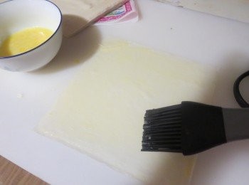 step1: 春卷皮1张，铺开，扫蛋液在皮上面再铺上一层大张的紫菜，黏稳，卷起。