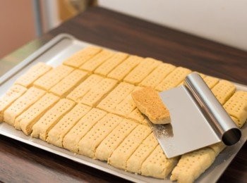 step9: 焗好取出趁熱於切口位切開成一塊一塊的餅乾，放於網架上放涼後即成。