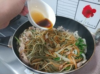 step7: 下<span class="group_3">汁料</span>炒至乾身