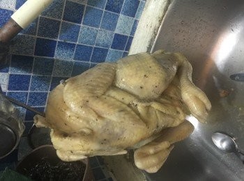 step5: 慢煮好的全雞小心從袋內拿出來，湯汁留用
之後把雞內的配料拿走，再用勾吊起，或插入玻璃樽掠乾﹐大概1小時
焗爐預熱220度
之後將雞身剪半，放上焗盤烤20－30分鐘至雞皮呈金黃色即可
