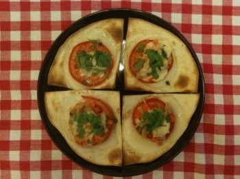 step4: 放入烤箱烘烤3分鐘就烤好了。從烤箱取出後，再放上切碎的薄荷及紫蘇等新鮮香草就完成囉。