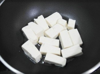 step3: 取一小平底鍋加入油~~中火熱了之後放豆腐下去煎^^