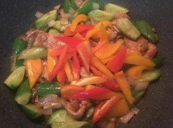 step7: 接著放入甜椒拌炒，並試味道後用鹽調整。