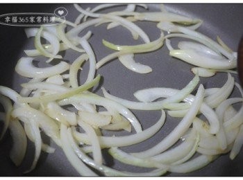 step3: 用剛才煎年糕的鍋子再下少許油，油熱後將洋蔥絲炒軟。