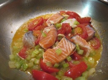 step4: 先放入鮭魚燉煮，小心翻面，避免鮭魚碎開。