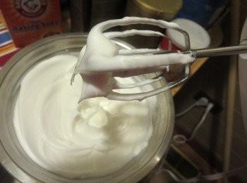 step6: 打蛋器停轉後能拉出彎曲下垂的尖角，轉中低速攪打，記得隨時停下來觀察蛋白狀態，至蛋白變硬、能拉出短小直立的尖角即可（尖角短小但微微彎曲也可以）。此時將烤箱打開，150度預熱