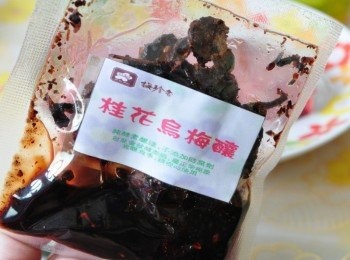step2: 將整包桂花烏梅釀與肋排一起醃漬