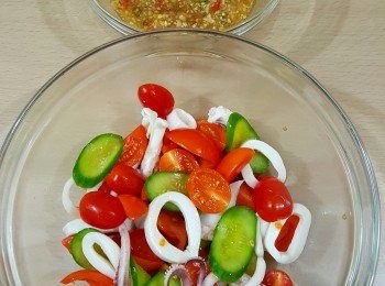 step5: 車厘茄、青瓜、鮮魷混合好後