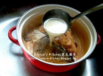 step6: 將魚頭及湯逐一放入煲內 , 用中火煮滾後蓋上蓋煲1 1/2小時