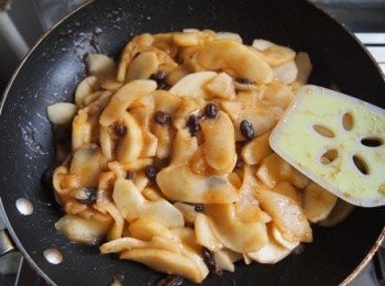 step3: 蘋果加提子/肉桂粉炒至軟身後加檸檬汁/酒拌勻收火待涼備用