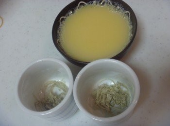 step2: 準備有深度的150cc左右瓷器,放入昆布削,倒入步驟1.