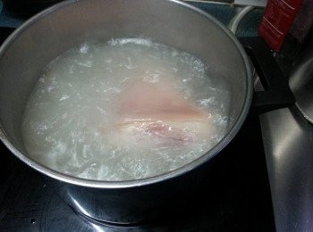 step1: 急凍豬手解凍後,用滾水加入1湯匙白醋,大火煮滾後轉中火煮1小時取出(水份要足夠中火煮1小時)