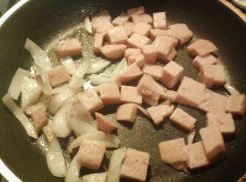 step2: 熱鍋下油，先煮洋蔥，炒幾下，加午餐肉，煎至金黃色