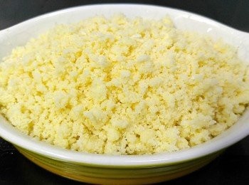 step3: <span class="group_2">金寳材料</span>放碗內。。。 用手掐碎成麵包糠。。。鋪在蘋果上。。。放入預熱焗爐。。。 210c焗20分鐘!