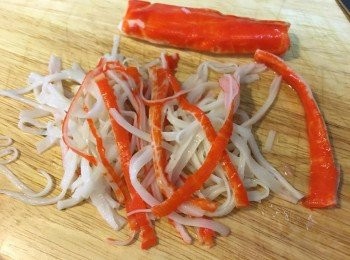 step5: 用手撕開蟹柳成條狀