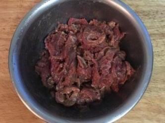 step3: 牛肉用醃料抓勻備用。