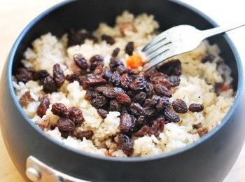 step8: 拌入葡萄乾，盛盤前撒上杏仁片與巴西利末即可