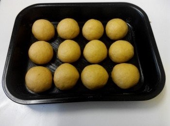 step3: 面糰經第一次發酵後,用手按壓麵團，擠出空氣。 
用橡皮刮刀分割成每粒55克小面團，然後滾圓，收口朝下。
面包團放在己抹油或準備好秿上油紙的烤盤上，塗上蛋液，等待第二次發酵雙倍大。