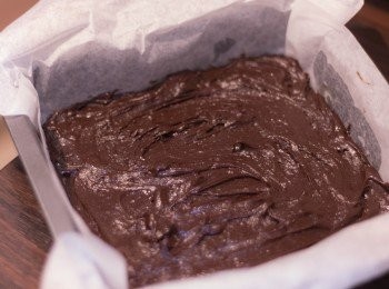 step12: 組合  ：　先放黑色蛋糕漿於模內，用刮刀或匙羹鋪平