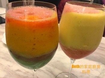 step4: 使用其他水果製作彩色果汁則要有實驗精神，看看如何搭配果汁會有漸層效果。
我做了一杯先放西瓜再放鳳梨汁會混色；反過來鳳梨西瓜，鳳梨汁會浮在西瓜汁上。

照片右邊就是鳳梨西瓜汁。