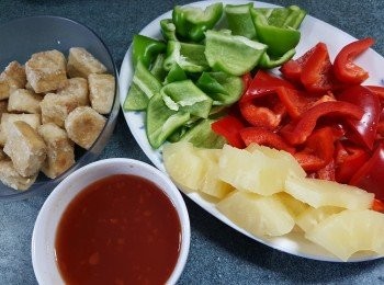 step5: 預備好所有材料:青椒及紅椒洗淨切角形,菠蘿切粒,<span class="group_2">獻汁料:</span>
鹽半茶匙
茄汁2湯匙
砂糖4湯匙
白醋4湯匙拌勻