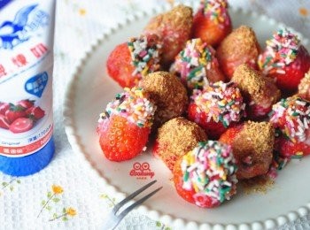 step6: 草莓和鷹牌煉乳真的是絕妙好搭檔，快和我們一起動手做吧!