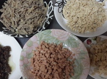 step1: 香菇頭買回來用手撕成條狀越細越好,豆包,火腿,素肉切丁備用
