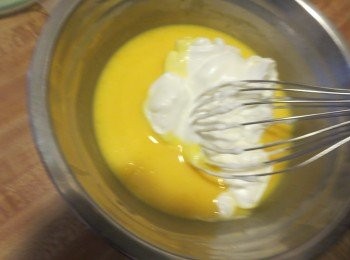 step5: 将一半的蛋白倒入芝士糊内，轻轻從下往上翻拌至均勻。
Take 1/3 of white eggs batter to the cheese mixture, mix well.