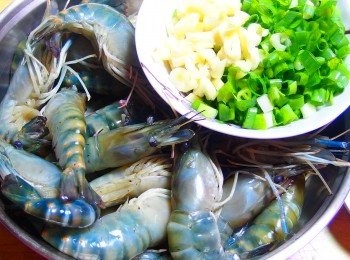 step1: 泰國蝦去鬚開背瀝乾水份~(我忘了開背><) 蔥蒜切末