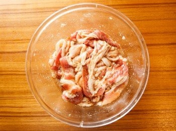 step2: 將豬五花肉片與醃料混合醃製約15分鐘。