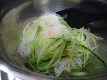 step4: 粉絲, 青瓜及洋蔥絲倒入半份汁料混合, 將沙律舖在生菜片上