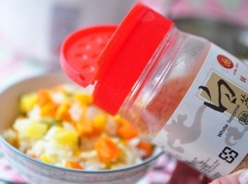 step7: 盛飯時，可以加些白芝麻更添香氣