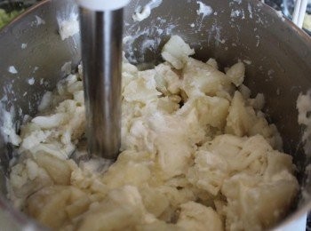 step2: 馬鈴薯壓成泥 混合所以材料