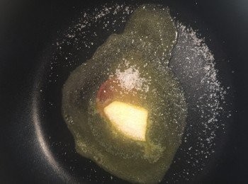 step2: 使用最小微火，奶油放入平底鍋中加入糖熔化