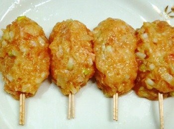 step2: 將肉整型成長橢圓型或長條型或小圓球狀也可以